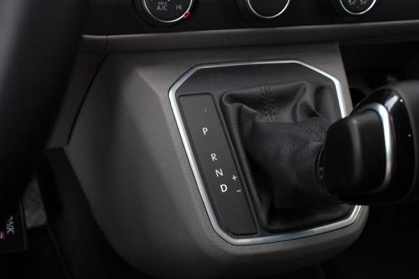 Volkswagen Transporter 2.0 TDI L2H1 199PK JB-EDITION DSG / PDC / SCHROEFSET / LEDEREN BEKLEDING / FULL / APPLE CARPLAY / NAVIGATIE