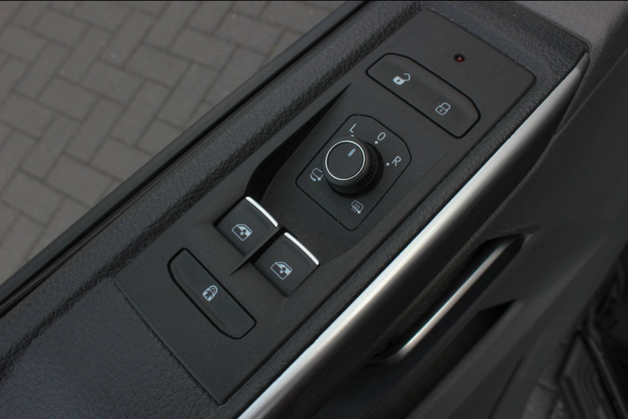 Volkswagen Transporter 2.0 TDI L2H1 199PK JB-EDITION DSG / PDC / SCHROEFSET / LEDEREN BEKLEDING / FULL / APPLE CARPLAY / NAVIGATIE