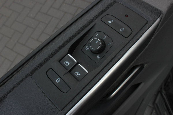 Volkswagen Transporter 2.0 TDI L2H1 199PK JB-EDITION DSG / PDC / SCHROEFSET / LEDEREN BEKLEDING / FULL / APPLE CARPLAY / NAVIGATIE