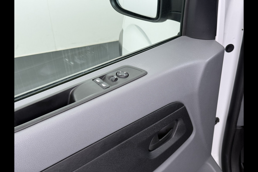 Opel Vivaro 2.0CDTI 145pk L2H1 3-Pers. Trekhaak Euro 6 Navi Apple Carplay Android Auto Airco Cruise Control Pdc Edition Regen-Lichtsensor Betonplex Vloer Wandbetimmering Schuifdeur 2.500KG Trekgewicht Origineel Nederlandse Bus