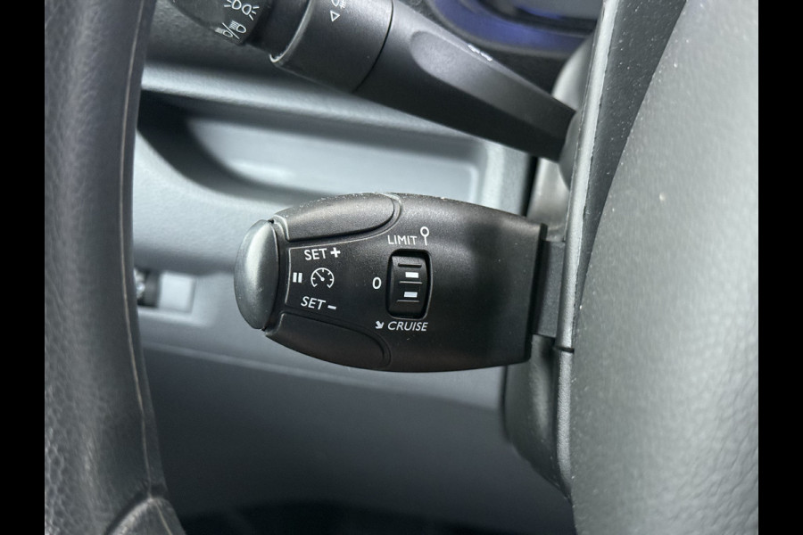 Opel Vivaro 2.0CDTI 145pk L2H1 3-Pers. Trekhaak Euro 6 Navi Apple Carplay Android Auto Airco Cruise Control Pdc Edition Regen-Lichtsensor Betonplex Vloer Wandbetimmering Schuifdeur 2.500KG Trekgewicht Origineel Nederlandse Bus