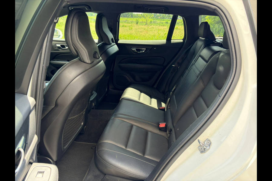 Volvo V60 2.0 T5 251PK Aut. Leder Wegkl.Trekhaak Navi Ecc Adap.Cruise Contourstoelen Apple CarPlay Android Auto Bordherk. High Performance Elek.Stoelen+Memory Elek.Achterklep Privacy Glas Lmv 18" Regensensor 1.800KG Trekgewicht Origineel Nederlandse Auto