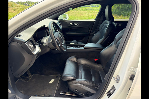 Volvo V60 2.0 T5 251PK Aut. Leder Wegkl.Trekhaak Navi Ecc Adap.Cruise Contourstoelen Apple CarPlay Android Auto Bordherk. High Performance Elek.Stoelen+Memory Elek.Achterklep Privacy Glas Lmv 18" Regensensor 1.800KG Trekgewicht Origineel Nederlandse Auto