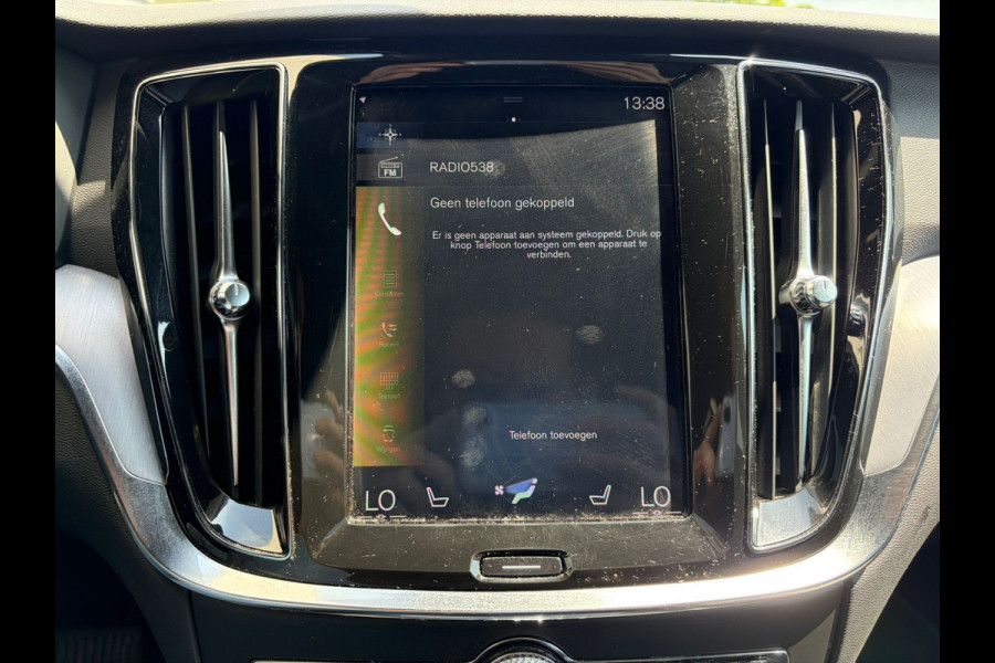 Volvo V60 2.0 T5 251PK Aut. Leder Wegkl.Trekhaak Navi Ecc Adap.Cruise Contourstoelen Apple CarPlay Android Auto Bordherk. High Performance Elek.Stoelen+Memory Elek.Achterklep Privacy Glas Lmv 18" Regensensor 1.800KG Trekgewicht Origineel Nederlandse Auto