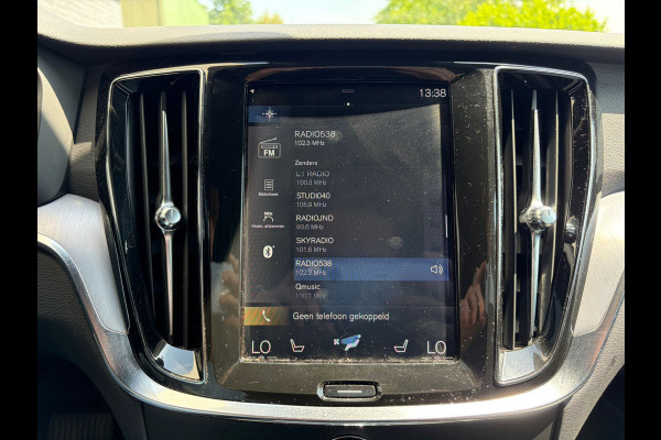 Volvo V60 2.0 T5 251PK Aut. Leder Wegkl.Trekhaak Navi Ecc Adap.Cruise Contourstoelen Apple CarPlay Android Auto Bordherk. High Performance Elek.Stoelen+Memory Elek.Achterklep Privacy Glas Lmv 18" Regensensor 1.800KG Trekgewicht Origineel Nederlandse Auto