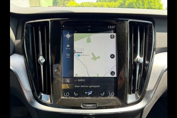 Volvo V60 2.0 T5 251PK Aut. Leder Wegkl.Trekhaak Navi Ecc Adap.Cruise Contourstoelen Apple CarPlay Android Auto Bordherk. High Performance Elek.Stoelen+Memory Elek.Achterklep Privacy Glas Lmv 18" Regensensor 1.800KG Trekgewicht Origineel Nederlandse Auto
