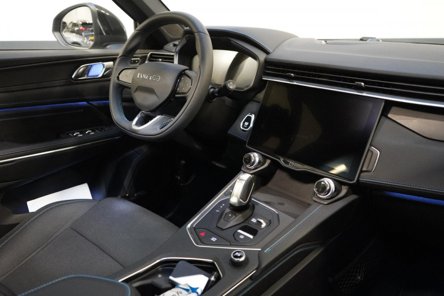 Lynk & Co 01 1.5 | Zwart optiek | 360 camera | Panoramadak | Navigatie | Memory | Apple CarPlay