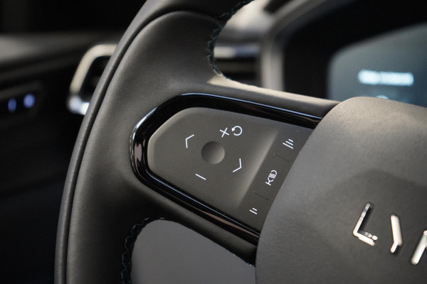 Lynk & Co 01 1.5 | Zwart optiek | 360 camera | Panoramadak | Navigatie | Memory | Apple CarPlay