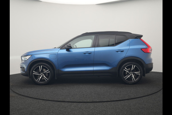 Volvo XC40 T5 Twin Engine R-Design PHEV 262pk | Trekhaak Af Fabriek | Panodak | Adaptive Cruise | 360 Camera | Harman / Kardon | Alcantara Sportstoelen Memory & Verwarmd | Apple Carplay | Stuur Verwarmd | Keyless | Blis | 19"L.M | Plug In Hybrid |