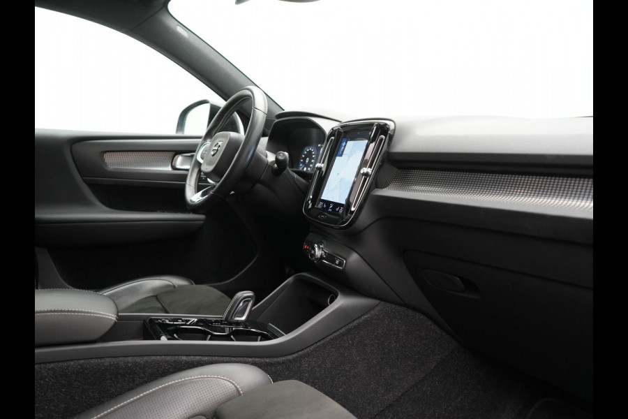 Volvo XC40 T5 Twin Engine R-Design PHEV 262pk | Trekhaak Af Fabriek | Panodak | Adaptive Cruise | 360 Camera | Harman / Kardon | Alcantara Sportstoelen Memory & Verwarmd | Apple Carplay | Stuur Verwarmd | Keyless | Blis | 19"L.M | Plug In Hybrid |