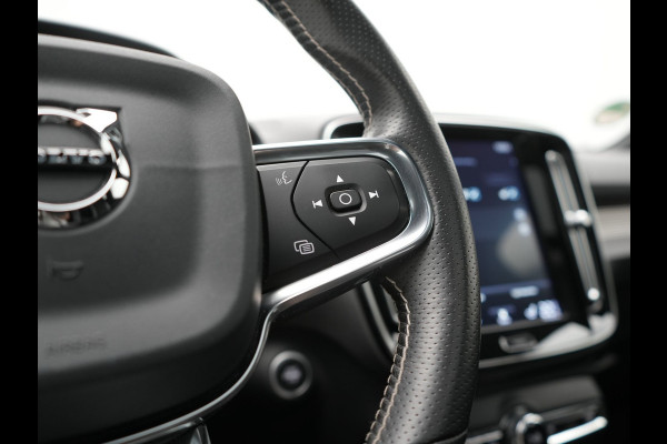 Volvo XC40 T5 Twin Engine R-Design PHEV 262pk | Trekhaak Af Fabriek | Panodak | Adaptive Cruise | 360 Camera | Harman / Kardon | Alcantara Sportstoelen Memory & Verwarmd | Apple Carplay | Stuur Verwarmd | Keyless | Blis | 19"L.M | Plug In Hybrid |