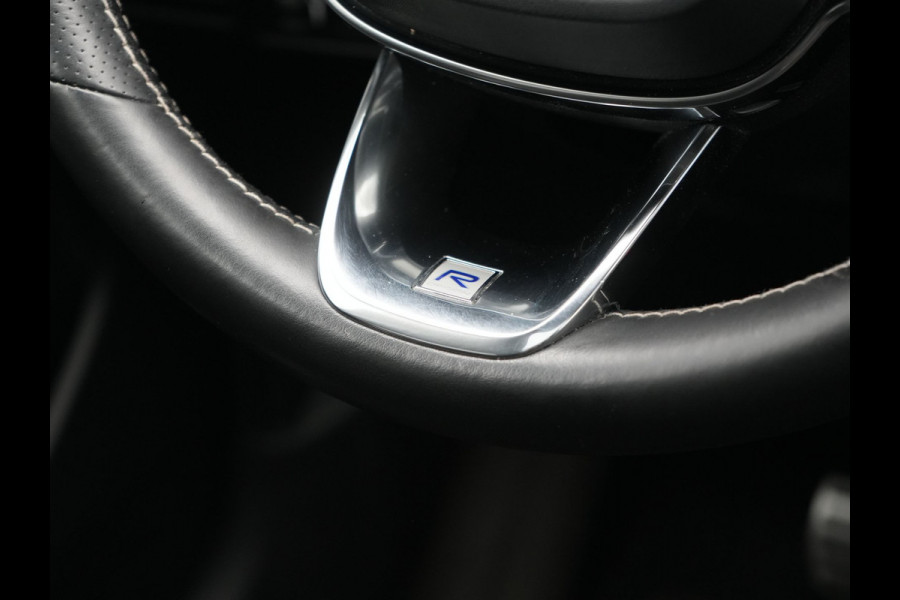 Volvo XC40 T5 Twin Engine R-Design PHEV 262pk | Trekhaak Af Fabriek | Panodak | Adaptive Cruise | 360 Camera | Harman / Kardon | Alcantara Sportstoelen Memory & Verwarmd | Apple Carplay | Stuur Verwarmd | Keyless | Blis | 19"L.M | Plug In Hybrid |