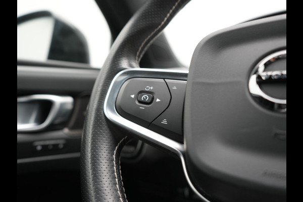 Volvo XC40 T5 Twin Engine R-Design PHEV 262pk | Trekhaak Af Fabriek | Panodak | Adaptive Cruise | 360 Camera | Harman / Kardon | Alcantara Sportstoelen Memory & Verwarmd | Apple Carplay | Stuur Verwarmd | Keyless | Blis | 19"L.M | Plug In Hybrid |