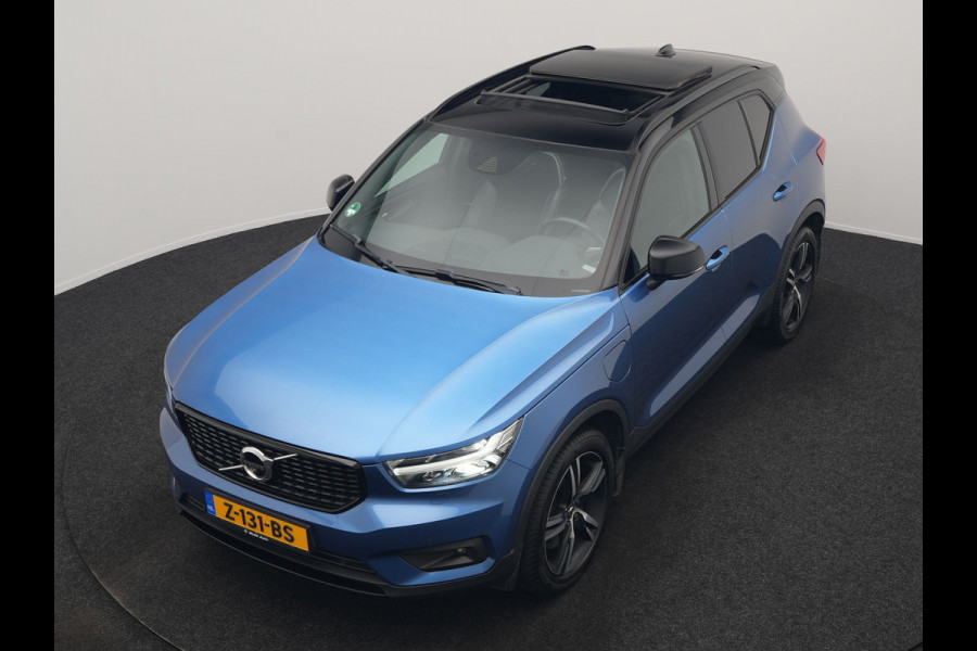 Volvo XC40 T5 Twin Engine R-Design PHEV 262pk | Trekhaak Af Fabriek | Panodak | Adaptive Cruise | 360 Camera | Harman / Kardon | Alcantara Sportstoelen Memory & Verwarmd | Apple Carplay | Stuur Verwarmd | Keyless | Blis | 19"L.M | Plug In Hybrid |
