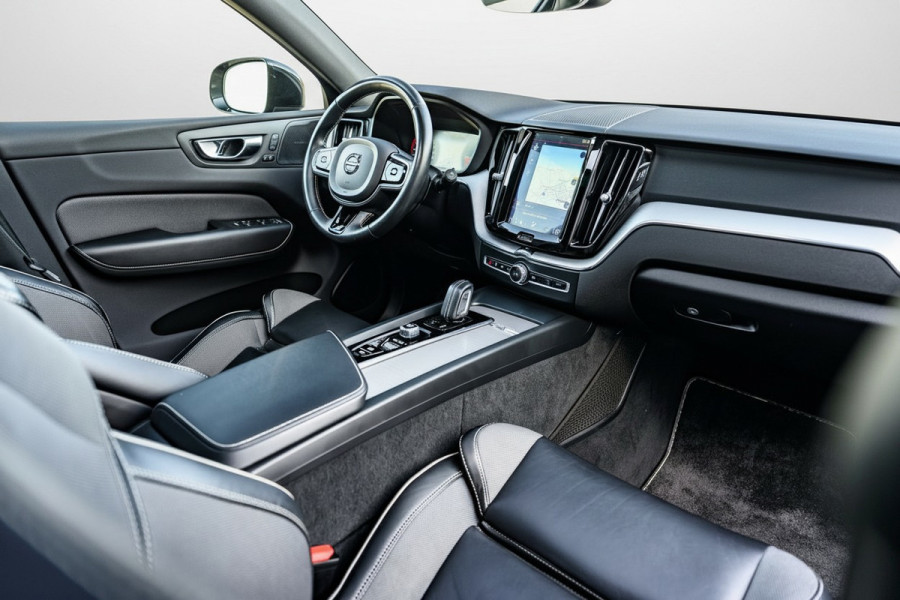 Volvo XC60 2.0 T8 Twin Engine AWD /Pano/R-Design/H&K