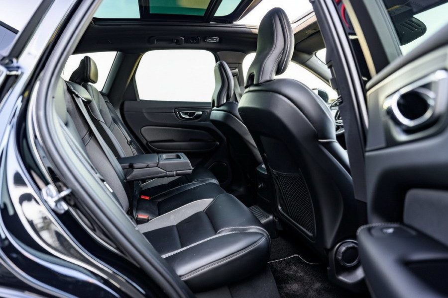 Volvo XC60 2.0 T8 Twin Engine AWD /Pano/R-Design/H&K