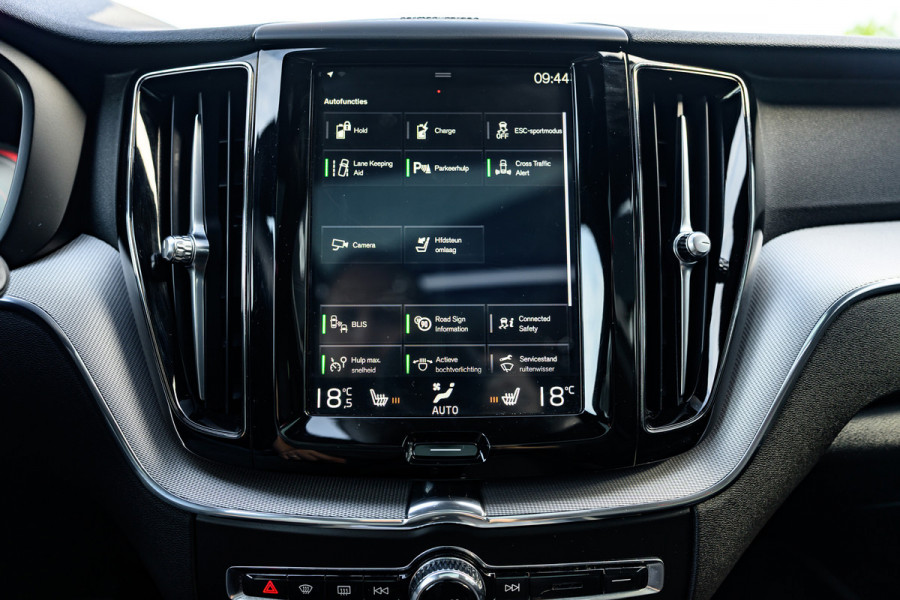 Volvo XC60 2.0 T8 Twin Engine AWD /Pano/R-Design/H&K