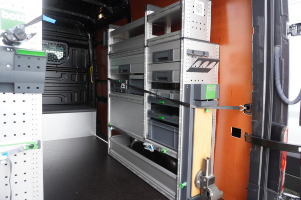 Volkswagen Crafter 35 2.0 TDI 141 PK L3H3 Automaat werkplaatsinrichting Nr. V042 | Airco | Cruise | Navi | Betimmering