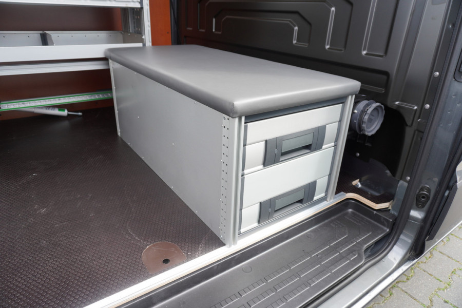 Volkswagen Crafter 35 2.0 TDI 141 PK L3H3 Automaat werkplaatsinrichting Nr. V042 | Airco | Cruise | Navi | Betimmering