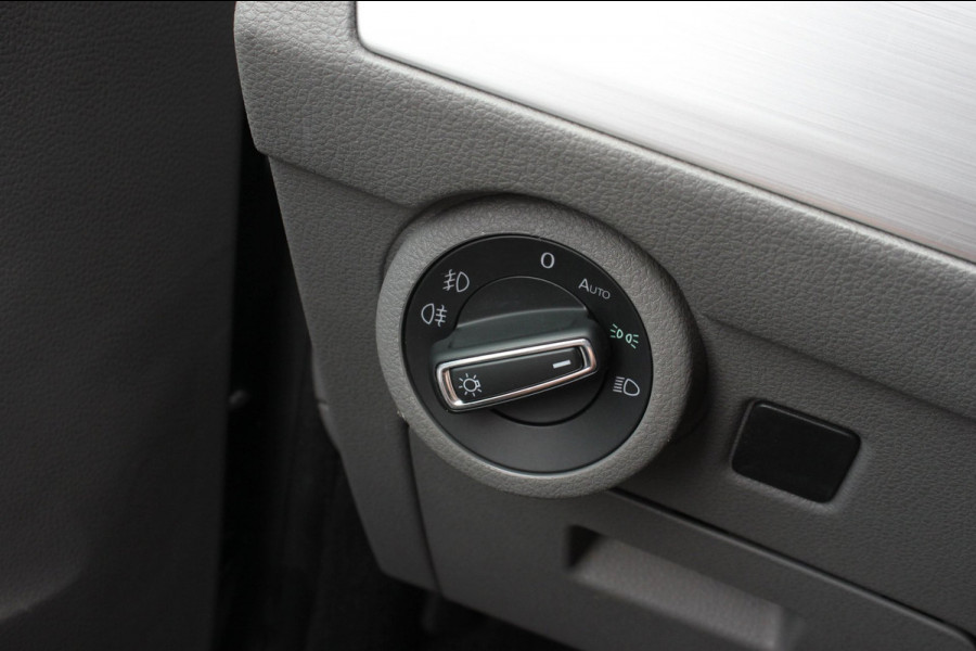 Volkswagen Transporter 2.0 TDI L2H1 204PK JB-EDITION DSG / PDC / VERLAGINGSVEREN / LEDEREN BEKLEDING / FULL / APPLE CARPLAY /NAVI