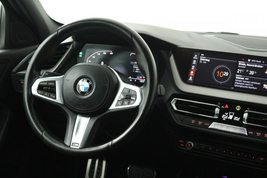 BMW 1-serie 118i High Executive (TREKHAAK, CAMERA, SFEERVERLICHTING, DEALER ONDERHOUDEN)