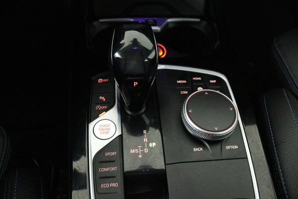 BMW 1-serie 118i High Executive (TREKHAAK, CAMERA, SFEERVERLICHTING, DEALER ONDERHOUDEN)