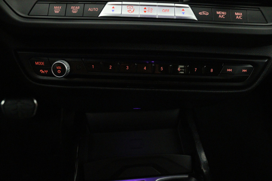 BMW 1-serie 118i High Executive (TREKHAAK, CAMERA, SFEERVERLICHTING, DEALER ONDERHOUDEN)