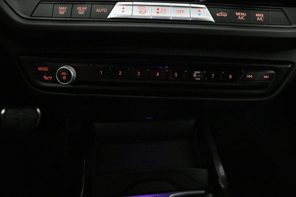 BMW 1-serie 118i High Executive (TREKHAAK, CAMERA, SFEERVERLICHTING, DEALER ONDERHOUDEN)