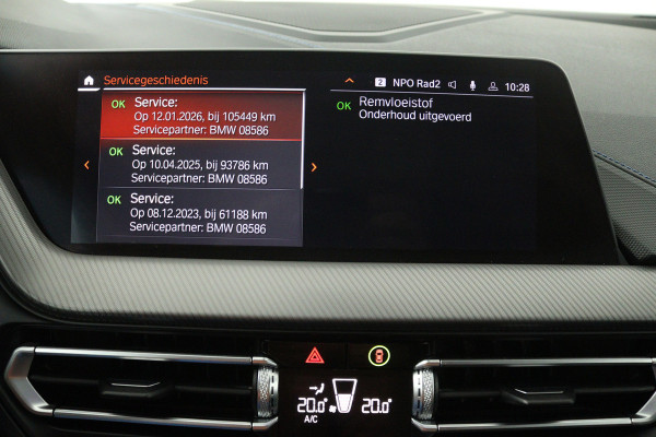 BMW 1-serie 118i High Executive (TREKHAAK, CAMERA, SFEERVERLICHTING, DEALER ONDERHOUDEN)