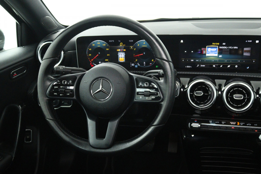 Mercedes-Benz A-Klasse 200 Business Solution (PANORAMADAK, STOELVERWARMING, CAMERA, CRUISE CONTROL, PARKEERSENSOREN)