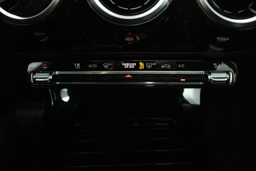 Mercedes-Benz A-Klasse 200 Business Solution (PANORAMADAK, STOELVERWARMING, CAMERA, CRUISE CONTROL, PARKEERSENSOREN)