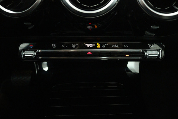 Mercedes-Benz A-Klasse 200 Business Solution (PANORAMADAK, STOELVERWARMING, CAMERA, CRUISE CONTROL, PARKEERSENSOREN)