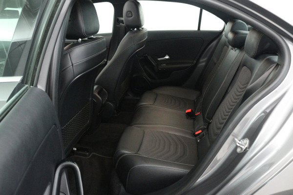 Mercedes-Benz A-Klasse 200 Business Solution (PANORAMADAK, STOELVERWARMING, CAMERA, CRUISE CONTROL, PARKEERSENSOREN)