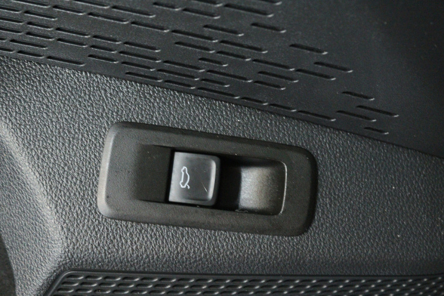 Škoda Octavia Combi 1.0 TSI Business Edition (SFEERVERLICHTING, DIGITALE COCKPIT, NAVIGATIE, SENSOREN)