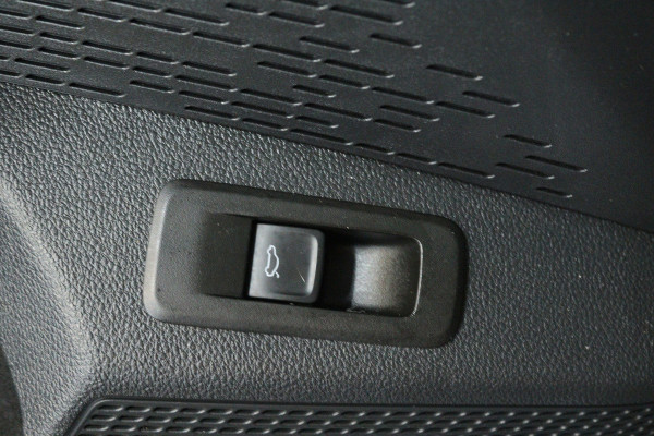 Škoda Octavia Combi 1.0 TSI Business Edition (SFEERVERLICHTING, DIGITALE COCKPIT, NAVIGATIE, SENSOREN)