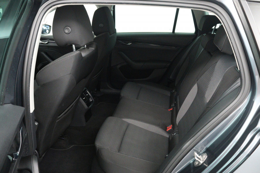 Škoda Octavia Combi 1.0 TSI Business Edition (SFEERVERLICHTING, DIGITALE COCKPIT, NAVIGATIE, SENSOREN)