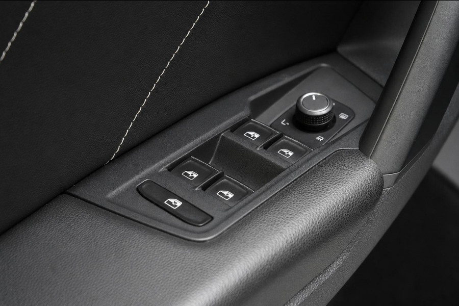 Volkswagen Tiguan 1.5 TSI 150pk R-Line | Carplay | Sfeerverlichting | Blind-Spot | Zwart optiek | Adaptive cruise
