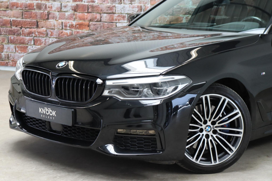 BMW 5 Serie 530i High Executive M Sport Pakket Automaat / Navigatiesysteem Professional / Schuif-/kanteldak / Harman Kardon / Stoelverwarming / Adaptieve Cruise Control / Apple Carplay / Achteruitrijcamera / Stuurwielverwarming / Head-Up Display / Trekhaak /