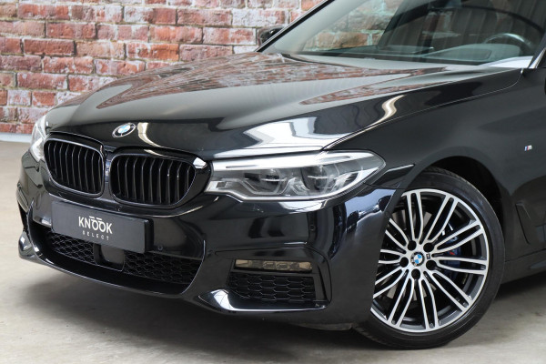 BMW 5 Serie 530i High Executive M Sport Pakket Automaat / Navigatiesysteem Professional / Schuif-/kanteldak / Harman Kardon / Stoelverwarming / Adaptieve Cruise Control / Apple Carplay / Achteruitrijcamera / Stuurwielverwarming / Head-Up Display / Trekhaak /