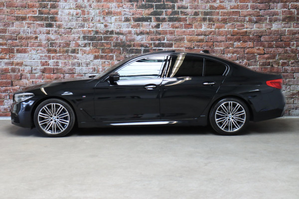 BMW 5 Serie 530i High Executive M Sport Pakket Automaat / Navigatiesysteem Professional / Schuif-/kanteldak / Harman Kardon / Stoelverwarming / Adaptieve Cruise Control / Apple Carplay / Achteruitrijcamera / Stuurwielverwarming / Head-Up Display / Trekhaak /