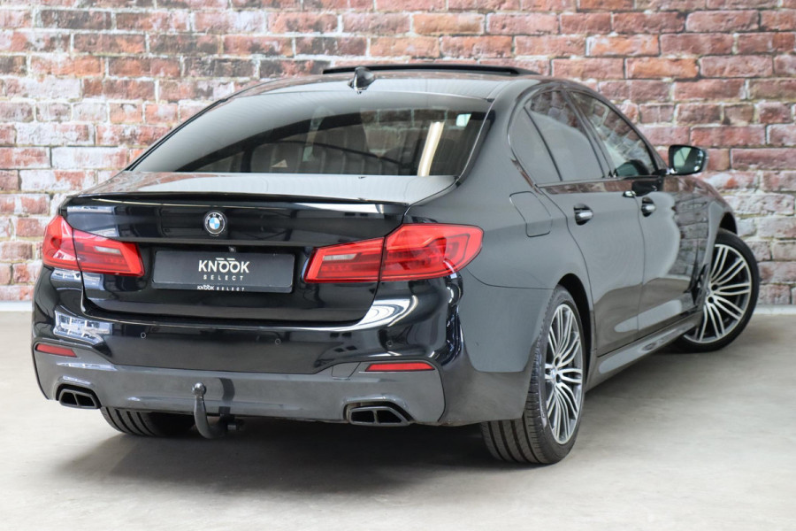 BMW 5 Serie 530i High Executive M Sport Pakket Automaat / Navigatiesysteem Professional / Schuif-/kanteldak / Harman Kardon / Stoelverwarming / Adaptieve Cruise Control / Apple Carplay / Achteruitrijcamera / Stuurwielverwarming / Head-Up Display / Trekhaak /