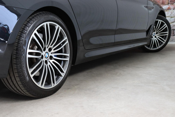 BMW 5 Serie 530i High Executive M Sport Pakket Automaat / Navigatiesysteem Professional / Schuif-/kanteldak / Harman Kardon / Stoelverwarming / Adaptieve Cruise Control / Apple Carplay / Achteruitrijcamera / Stuurwielverwarming / Head-Up Display / Trekhaak /