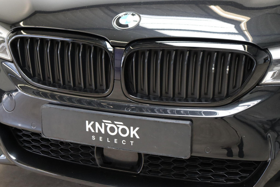 BMW 5 Serie 530i High Executive M Sport Pakket Automaat / Navigatiesysteem Professional / Schuif-/kanteldak / Harman Kardon / Stoelverwarming / Adaptieve Cruise Control / Apple Carplay / Achteruitrijcamera / Stuurwielverwarming / Head-Up Display / Trekhaak /