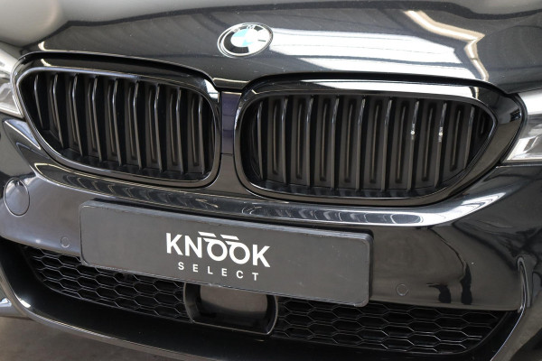 BMW 5 Serie 530i High Executive M Sport Pakket Automaat / Navigatiesysteem Professional / Schuif-/kanteldak / Harman Kardon / Stoelverwarming / Adaptieve Cruise Control / Apple Carplay / Achteruitrijcamera / Stuurwielverwarming / Head-Up Display / Trekhaak /