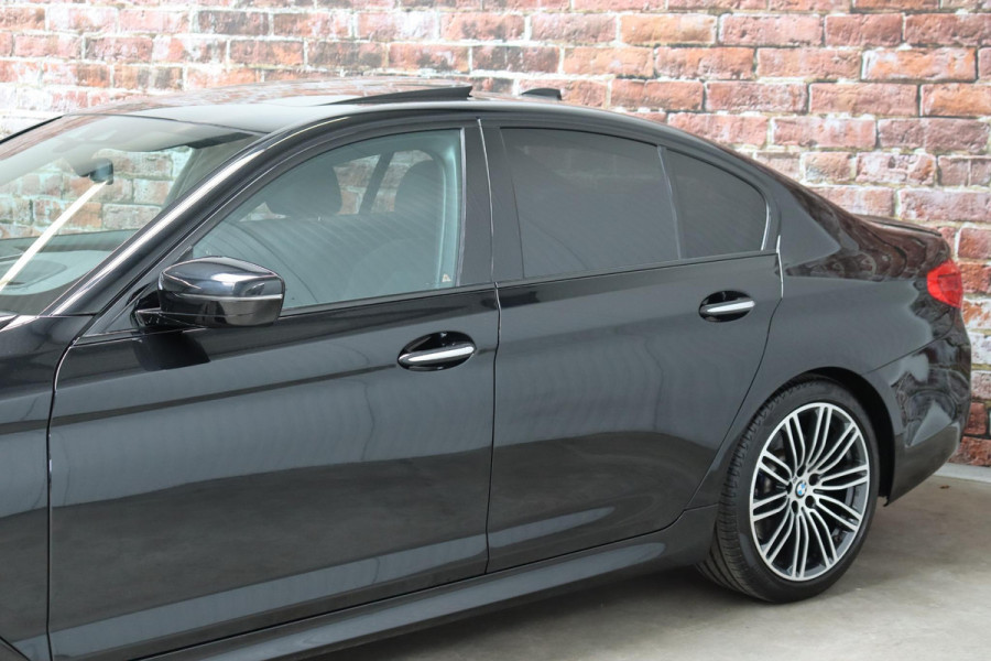 BMW 5 Serie 530i High Executive M Sport Pakket Automaat / Navigatiesysteem Professional / Schuif-/kanteldak / Harman Kardon / Stoelverwarming / Adaptieve Cruise Control / Apple Carplay / Achteruitrijcamera / Stuurwielverwarming / Head-Up Display / Trekhaak /