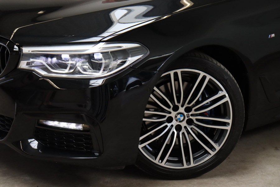 BMW 5 Serie 530i High Executive M Sport Pakket Automaat / Navigatiesysteem Professional / Schuif-/kanteldak / Harman Kardon / Stoelverwarming / Adaptieve Cruise Control / Apple Carplay / Achteruitrijcamera / Stuurwielverwarming / Head-Up Display / Trekhaak /