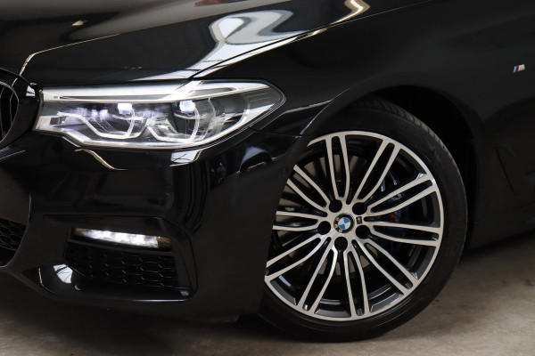 BMW 5 Serie 530i High Executive M Sport Pakket Automaat / Navigatiesysteem Professional / Schuif-/kanteldak / Harman Kardon / Stoelverwarming / Adaptieve Cruise Control / Apple Carplay / Achteruitrijcamera / Stuurwielverwarming / Head-Up Display / Trekhaak /