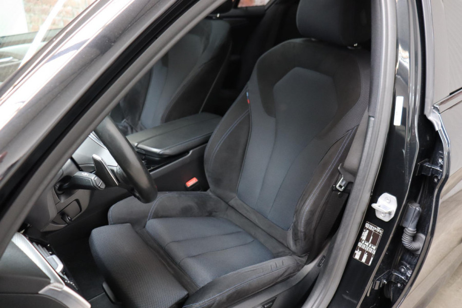 BMW 5 Serie 530i High Executive M Sport Pakket Automaat / Navigatiesysteem Professional / Schuif-/kanteldak / Harman Kardon / Stoelverwarming / Adaptieve Cruise Control / Apple Carplay / Achteruitrijcamera / Stuurwielverwarming / Head-Up Display / Trekhaak /