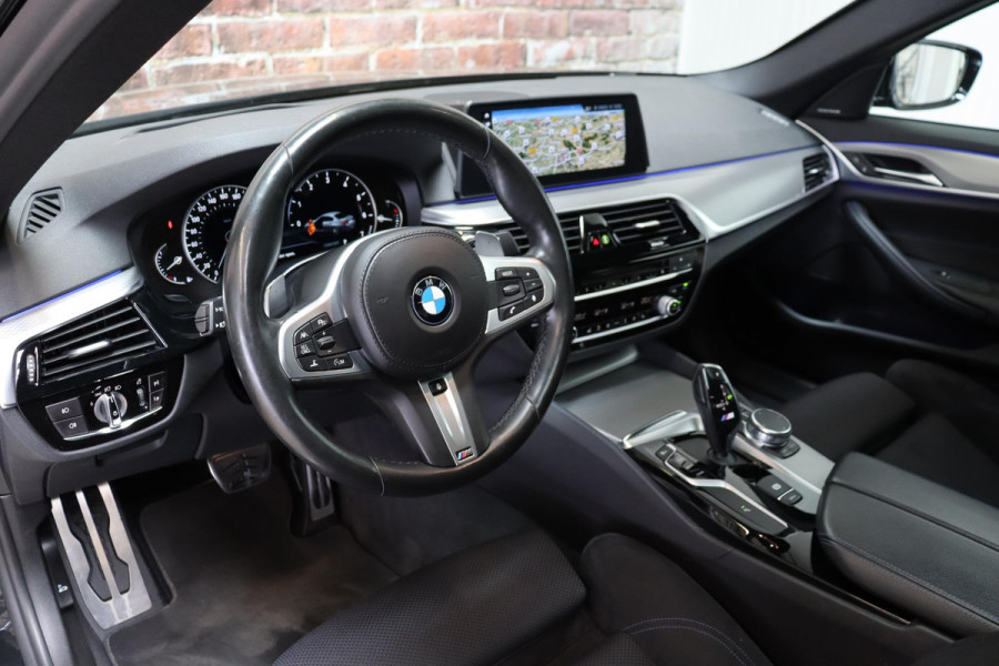 BMW 5 Serie 530i High Executive M Sport Pakket Automaat / Navigatiesysteem Professional / Schuif-/kanteldak / Harman Kardon / Stoelverwarming / Adaptieve Cruise Control / Apple Carplay / Achteruitrijcamera / Stuurwielverwarming / Head-Up Display / Trekhaak /