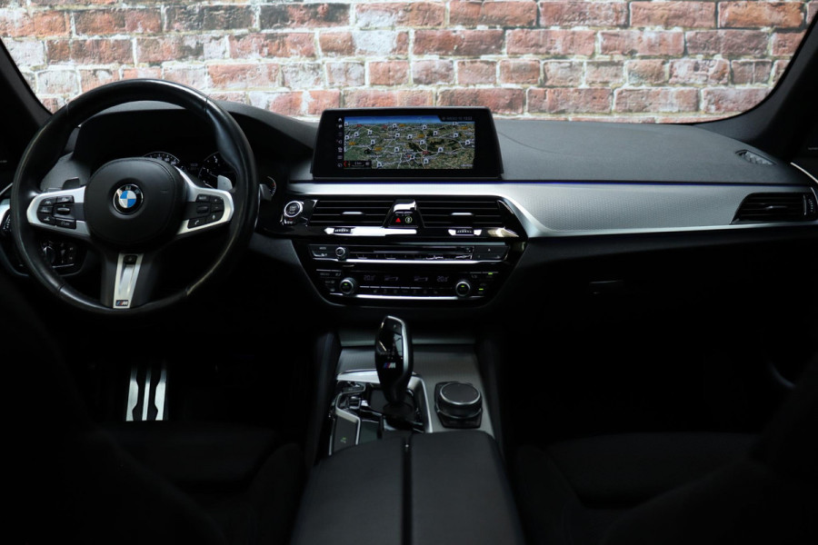BMW 5 Serie 530i High Executive M Sport Pakket Automaat / Navigatiesysteem Professional / Schuif-/kanteldak / Harman Kardon / Stoelverwarming / Adaptieve Cruise Control / Apple Carplay / Achteruitrijcamera / Stuurwielverwarming / Head-Up Display / Trekhaak /